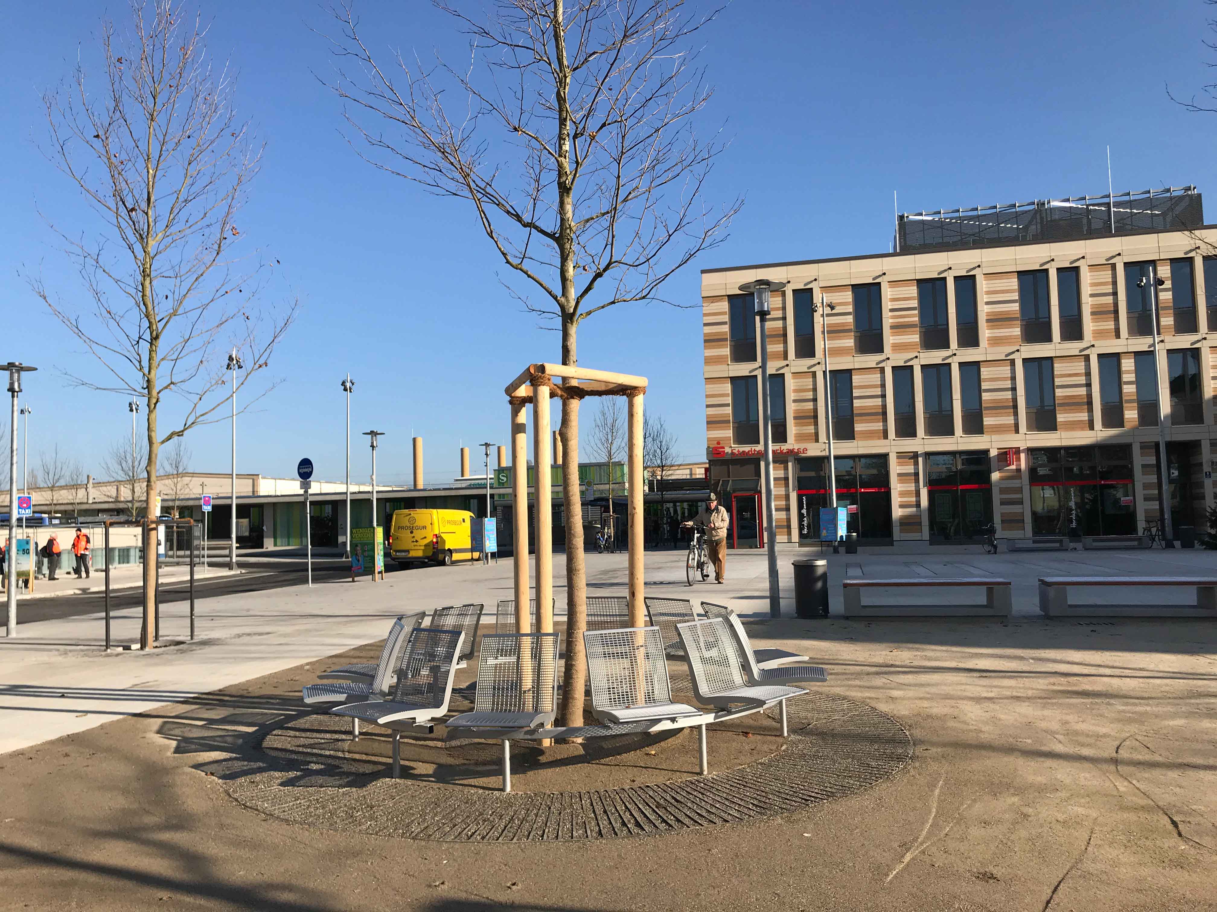 Oertelplatz MünchenAllach, Quartiersplatz und Busbahnhof